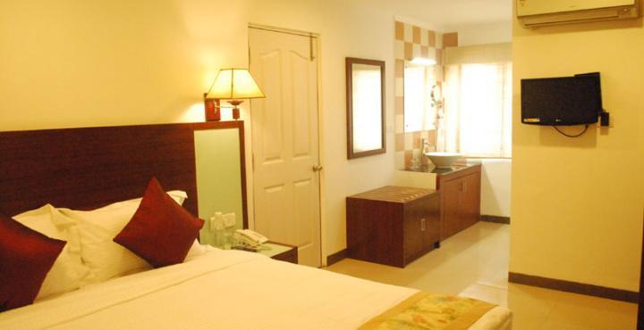 Falcons Nest Imperia Suites Hyderabad Eksteriør billede